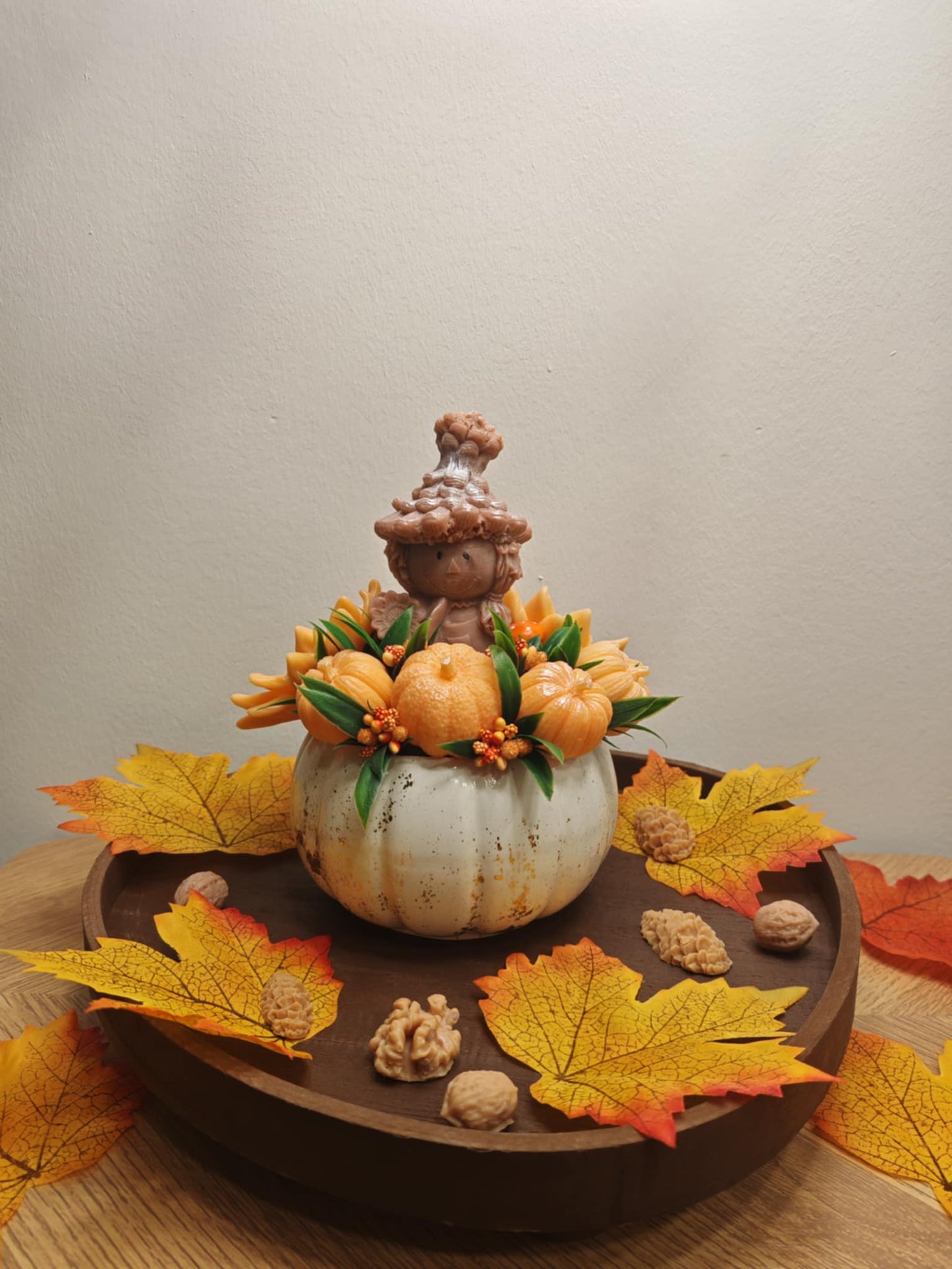 Autumn has caught its scent!
A fragrant bouquet of soap flowers, hidden in a handmade ceramic pumpkin, ready to color and perfume your days. 🍁💛