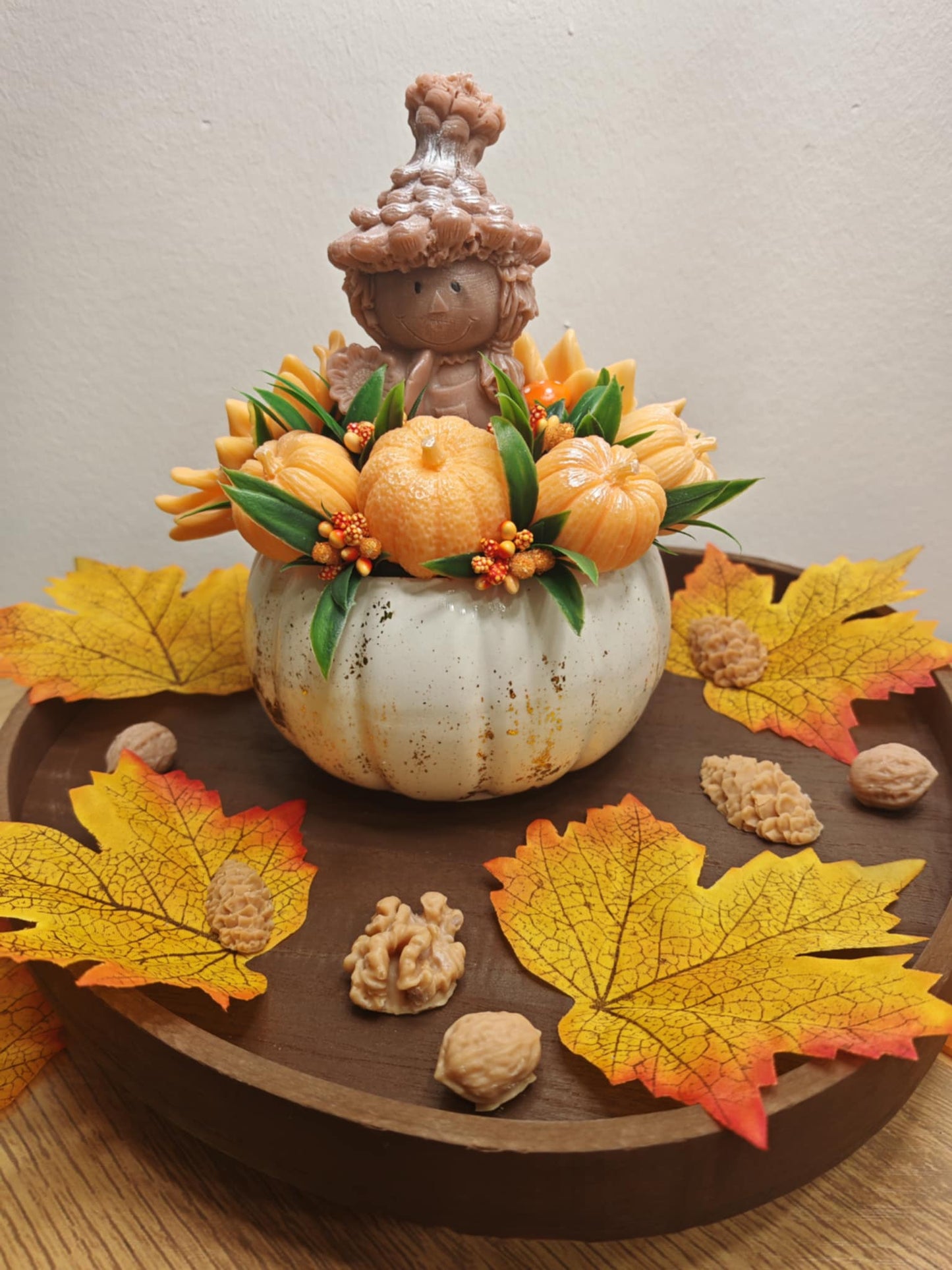 Autumn has caught its scent!
A fragrant bouquet of soap flowers, hidden in a handmade ceramic pumpkin, ready to color and perfume your days. 🍁💛