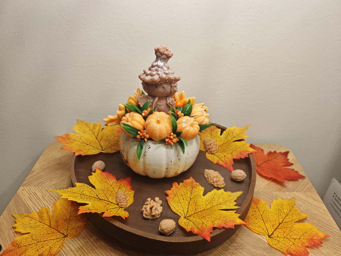 Autumn has caught its scent!
A fragrant bouquet of soap flowers, hidden in a handmade ceramic pumpkin, ready to color and perfume your days. 🍁💛