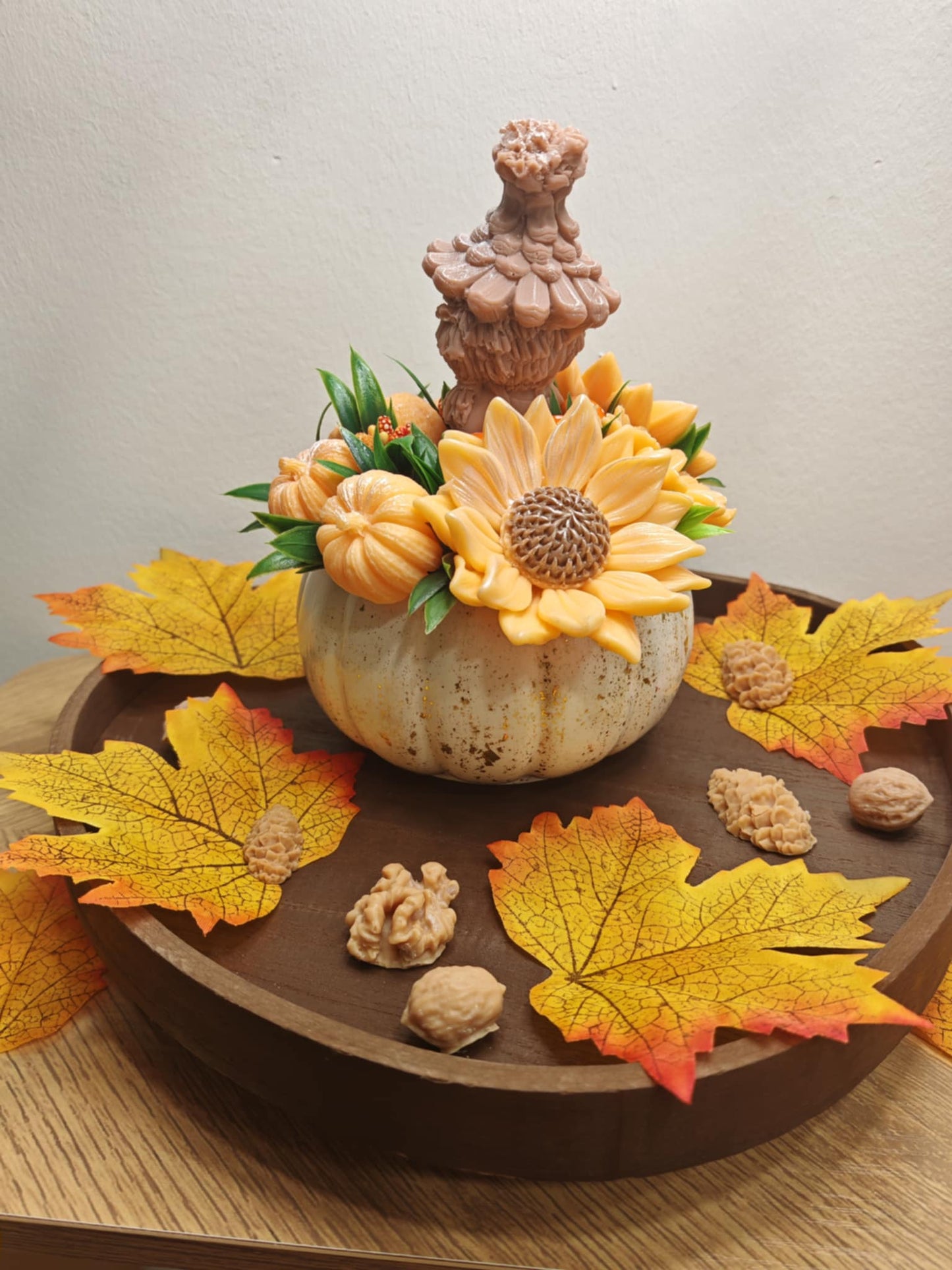 Autumn has caught its scent!
A fragrant bouquet of soap flowers, hidden in a handmade ceramic pumpkin, ready to color and perfume your days. 🍁💛
