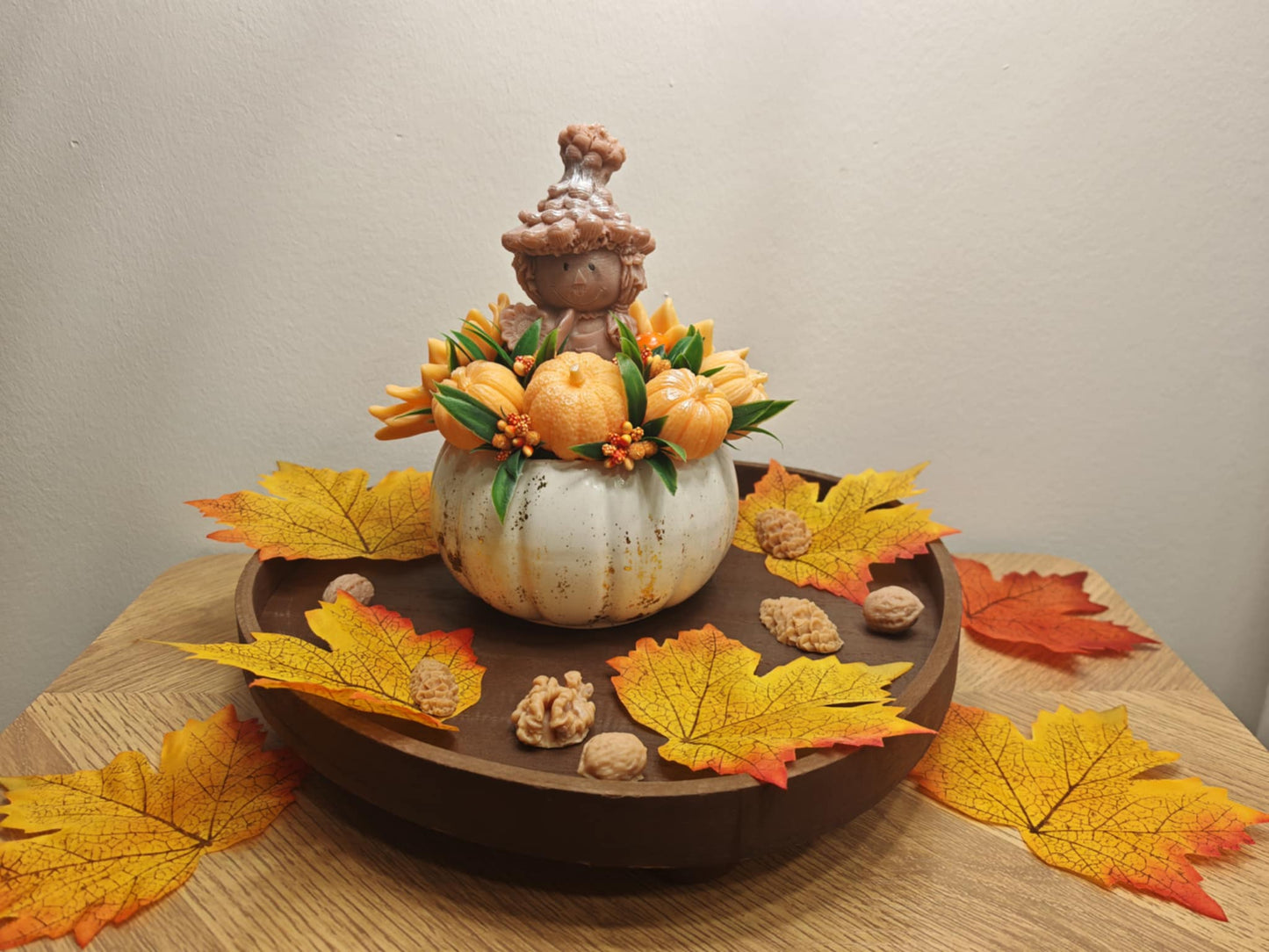Autumn has caught its scent!
A fragrant bouquet of soap flowers, hidden in a handmade ceramic pumpkin, ready to color and perfume your days. 🍁💛