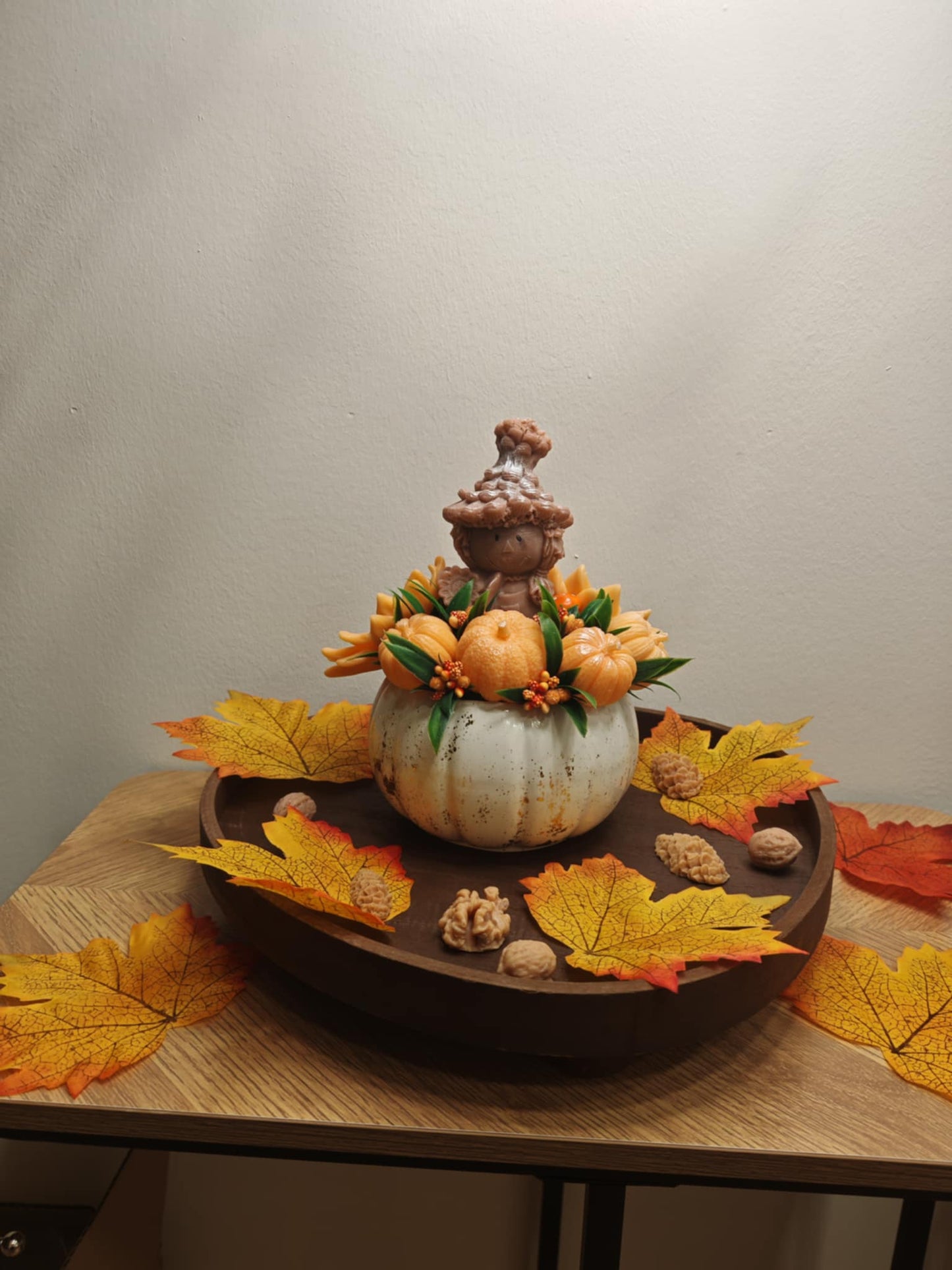 Autumn has caught its scent!
A fragrant bouquet of soap flowers, hidden in a handmade ceramic pumpkin, ready to color and perfume your days. 🍁💛